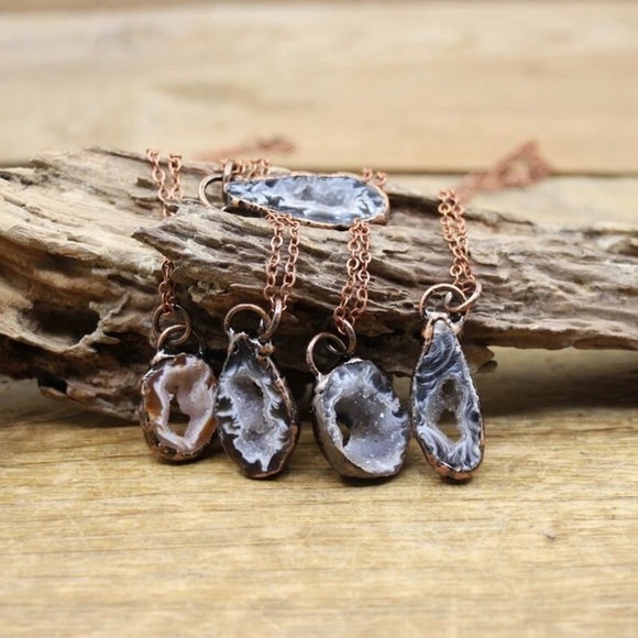 ARTISAN Smoldered Copper Natural Agate Geode Slice Crystal Pendant Necklace - Picture 5 of 6